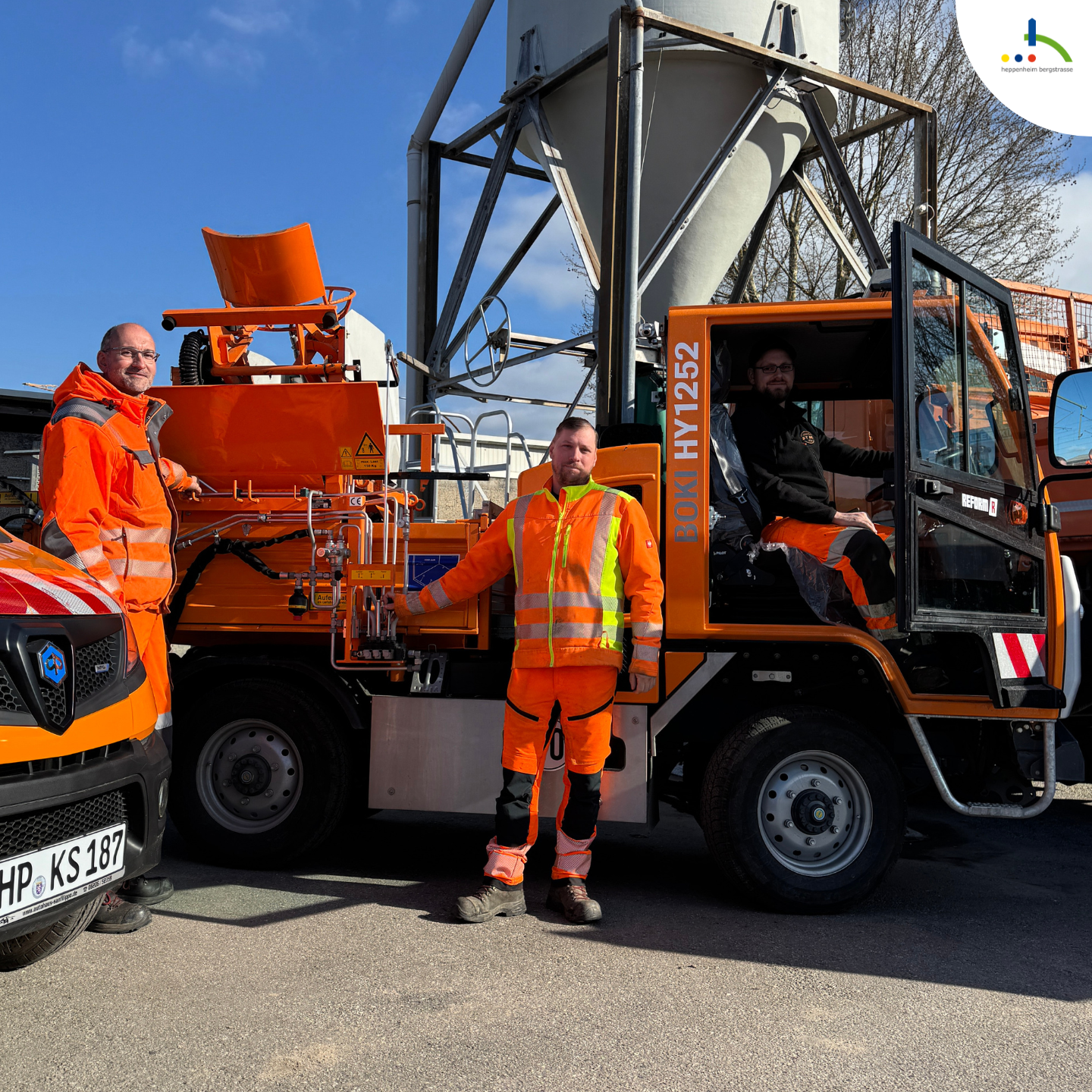 Mitarbeitende des Bauhofes präsentieren den neuen Sinkkastenreiniger