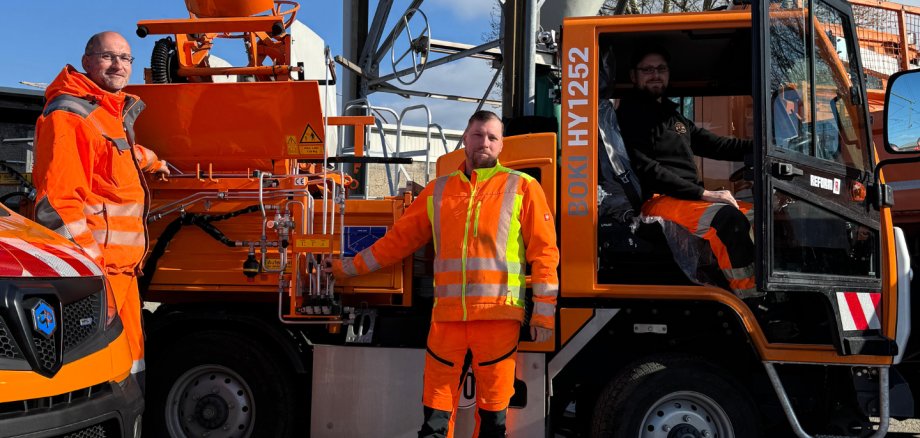 Mitarbeitende des Bauhofes präsentieren den neuen Sinkkastenreiniger Mitarbeitende des Bauhofes präsentieren den neuen Sinkkastenreiniger