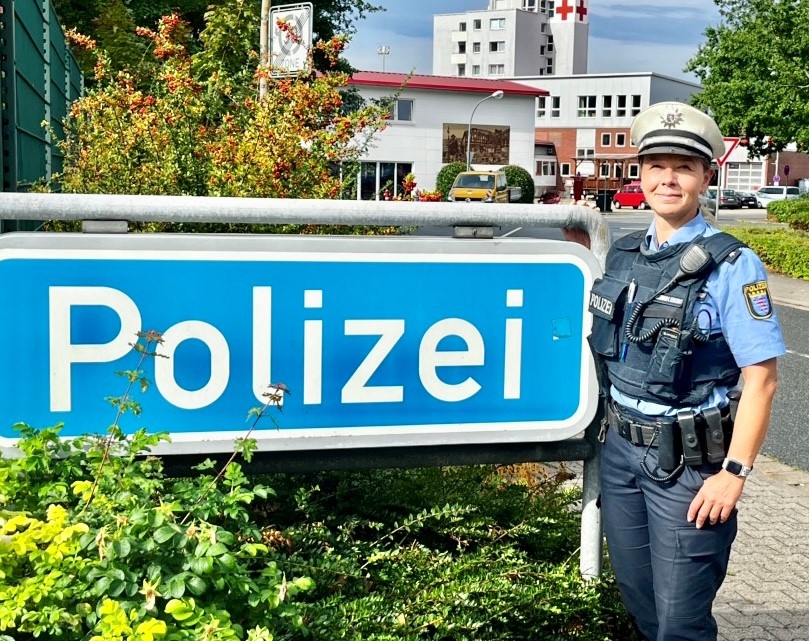 Schutzfrau Stephanie Hellermann-von Serkowsky Schutzfrau vor Polizeigebäude