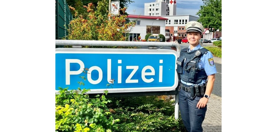 Schutzfrau vor Polizeigebäude