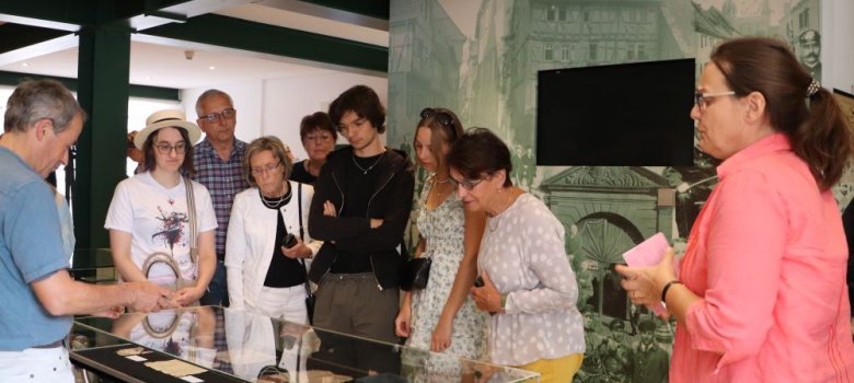 Almut Rüllmann präsentiert im Museum Exponate zum jüdischen Leben in Heppenheim
