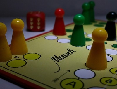 Mensch ärgere dich nicht Brettspiel im Fokus