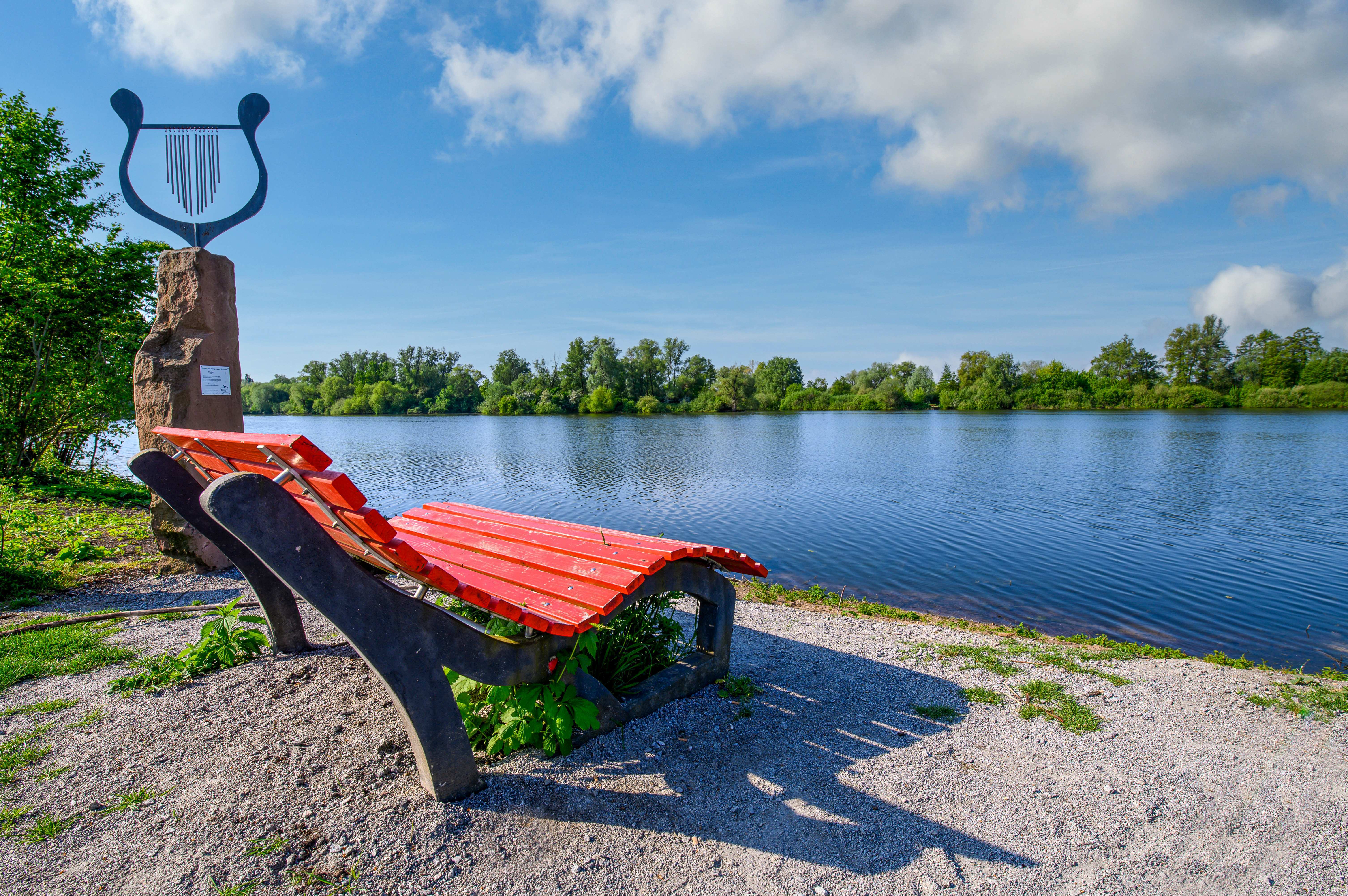 Eine Liege am Bruchsee in Heppenheim