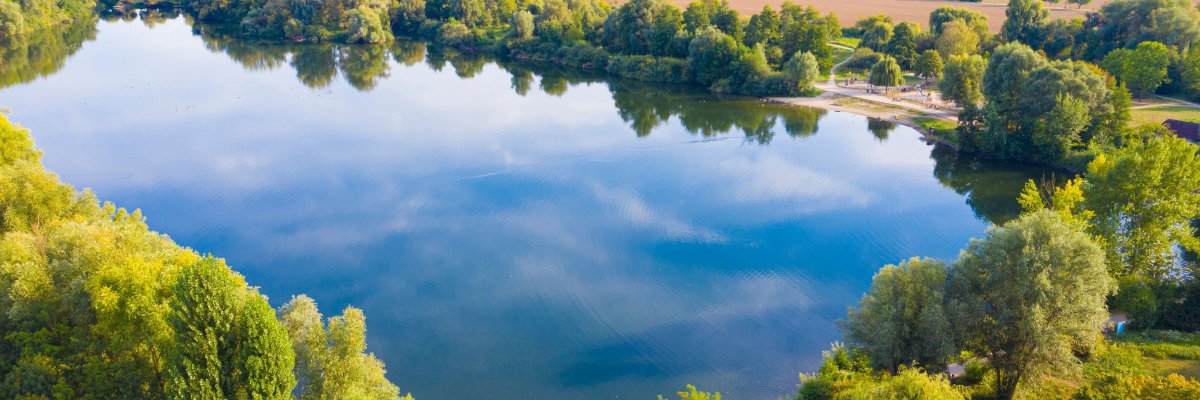 Panoramabank am Bruchsee mit Blick aufn den See