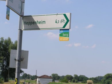 Wegweiser-Schild Radweg Die Bergstrasse