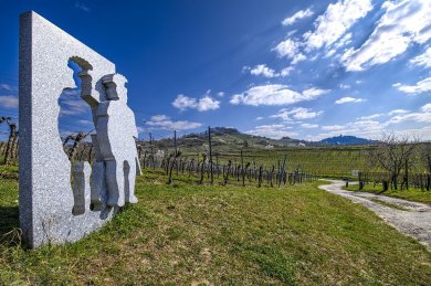 Kunstobjekt im Weinberg Bild Skulptur Wein und Stein Erlebnispfad