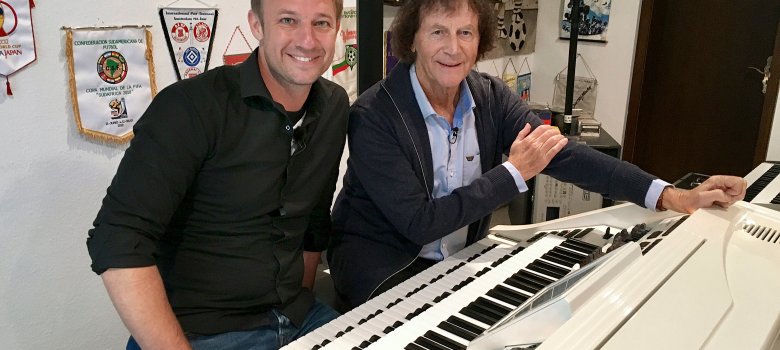 Tobi Kämmerer und Franz Lambert sitzen am Klavier
