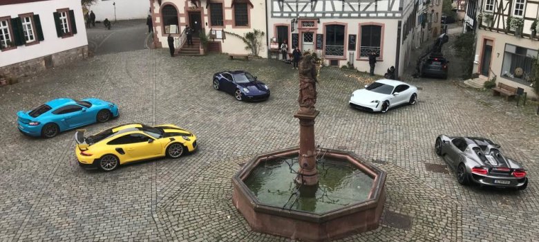 Porsche Werbespotdreh Luftaufnahme vom Marktplatz mit vier Porschen