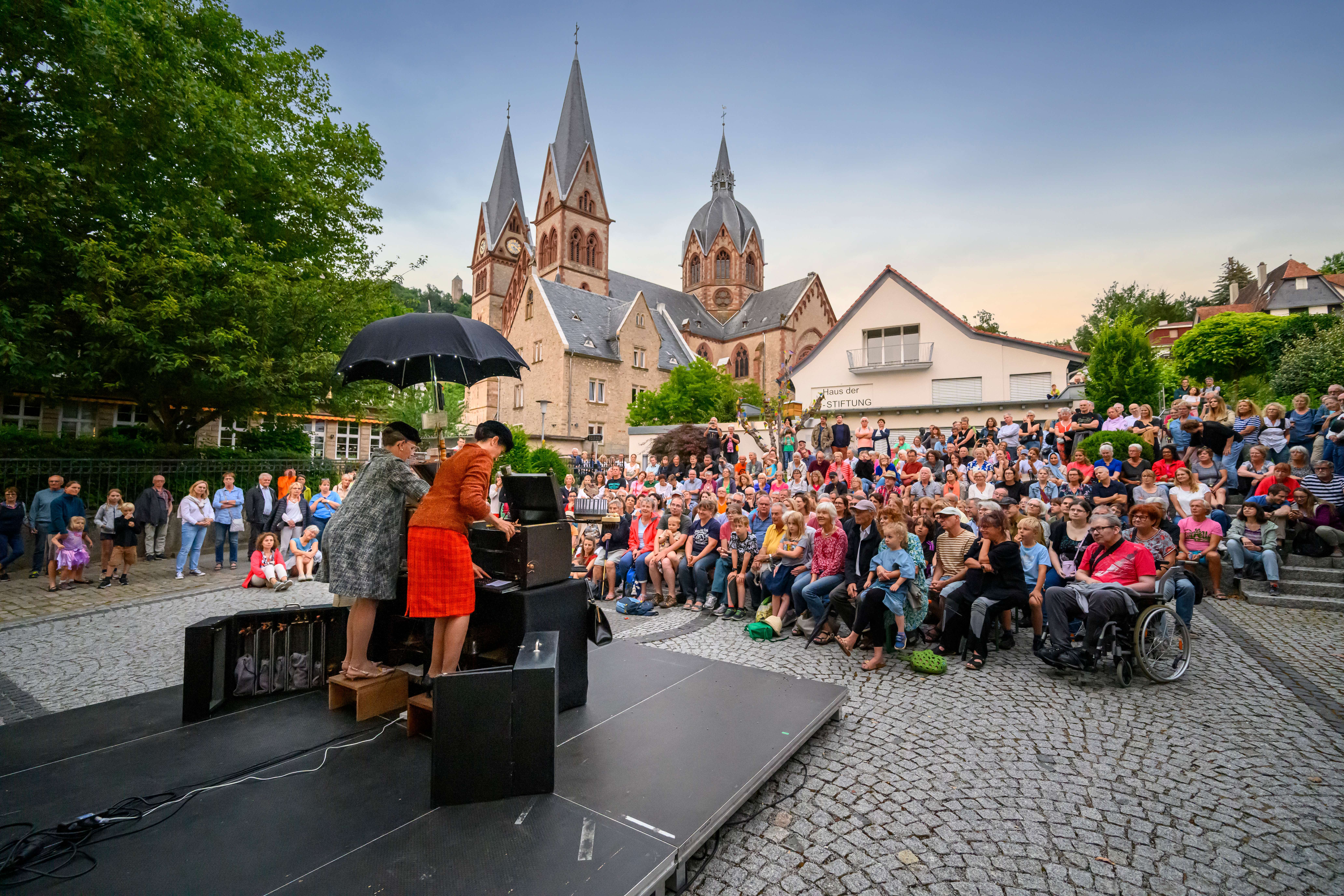 Künstlerinnen im Hof Alte Sparkasse