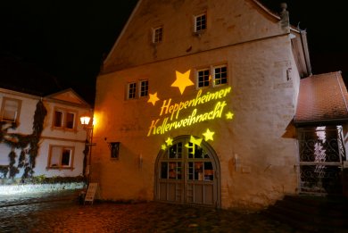 Heppenheimer Kellerweihnacht Schriftzug Kellerweihnacht auf Gebäude projiziert