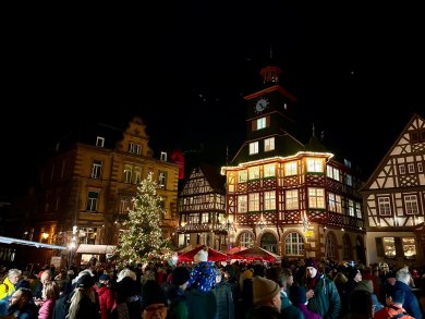 Aufnahme Nikolausmarkt Blick auf Rathaus
