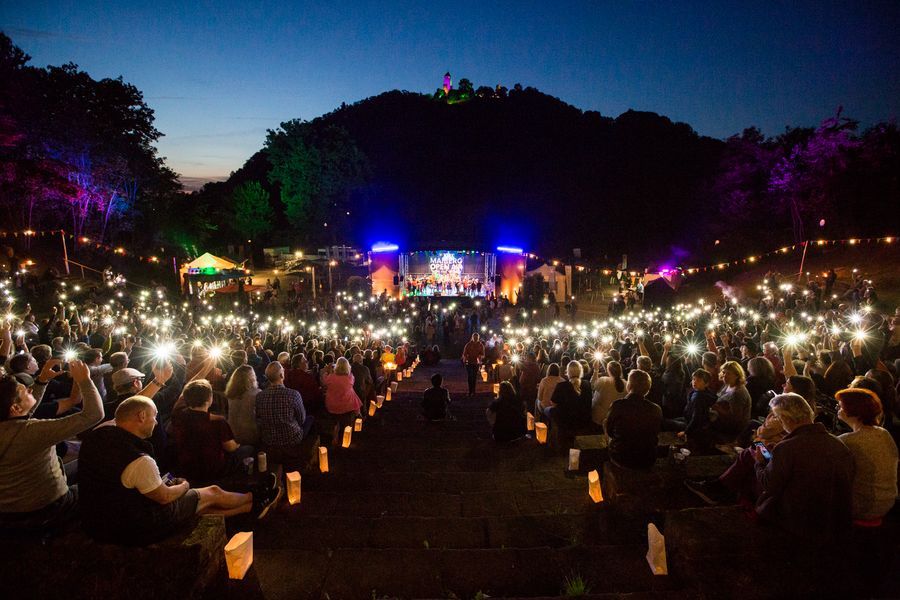 Maiberg Open Air Stimmungsvoll beleuchtete Freilichtbühne beim Maiberg Open Air