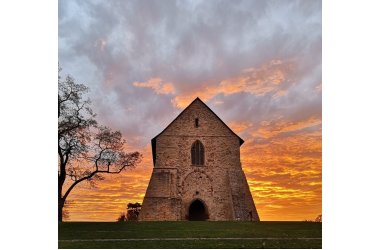 Basilika Frontansicht im Abendlicht