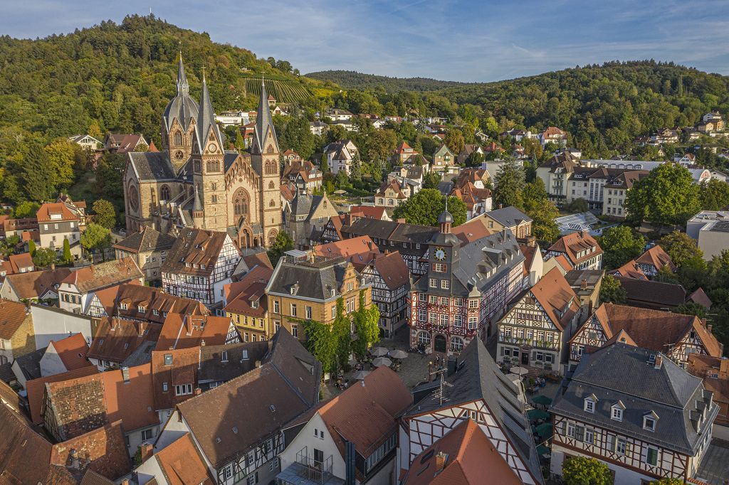 Luftansicht des Altstadt Heppenheims mit seinen engen Gassen und dem imposanten Dom