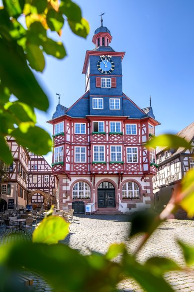 Rathaus frontal Gruppenführung vor einem Fachwerkhaus