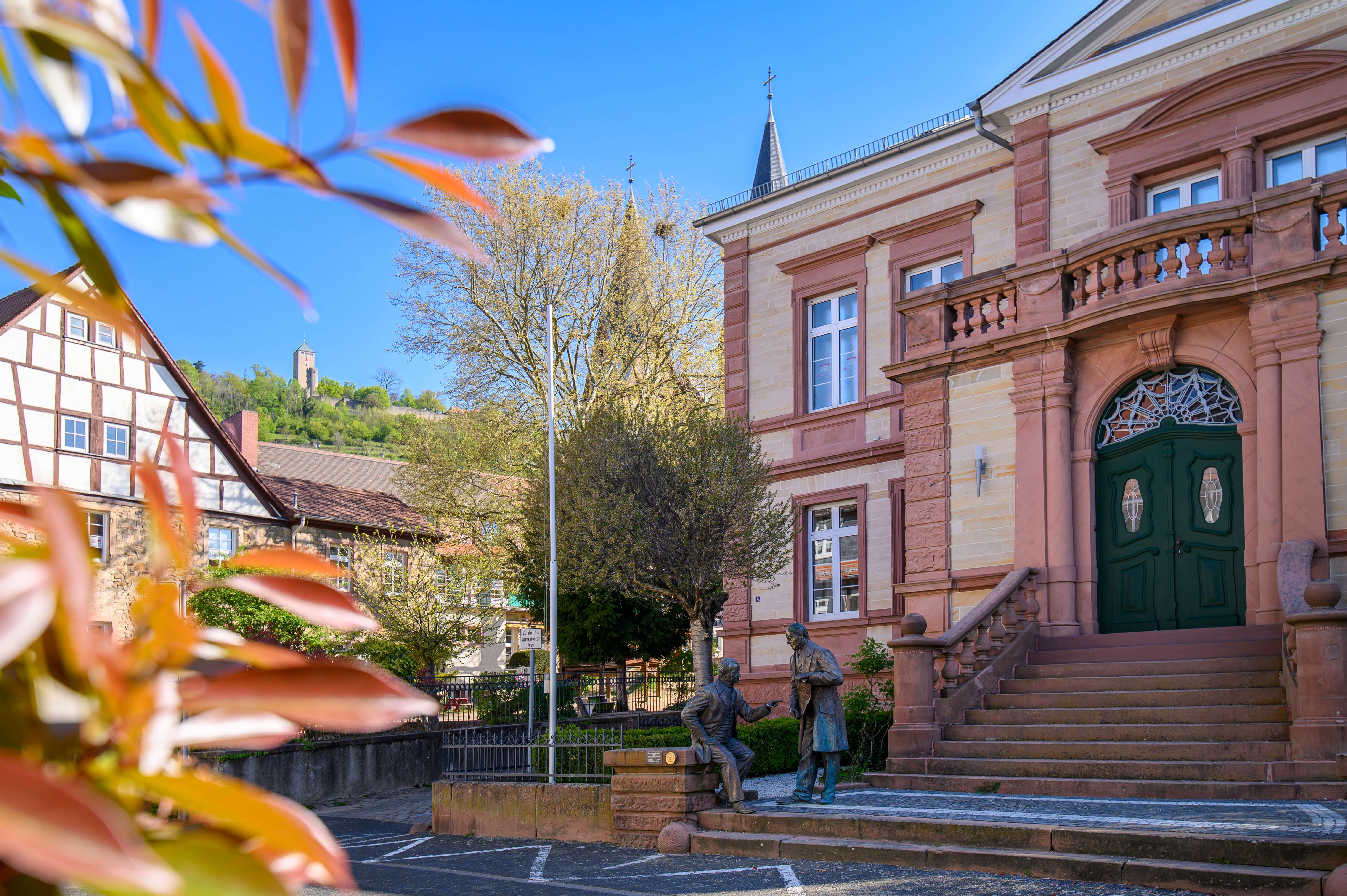 Sparkassenmuseum Starkenburg im Hintergrund