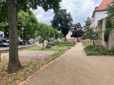 Blick in den Marianne-Cope-Garten mit Römerpflaster Blick in den Marianne-Cope-Garten mit Römerpflaster