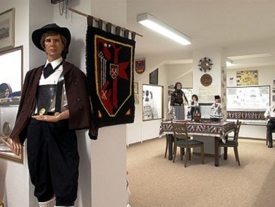 Ostdeutsche Heimatstuben Ausstellung lebensgroßer Mann in traditioneller Kleidung