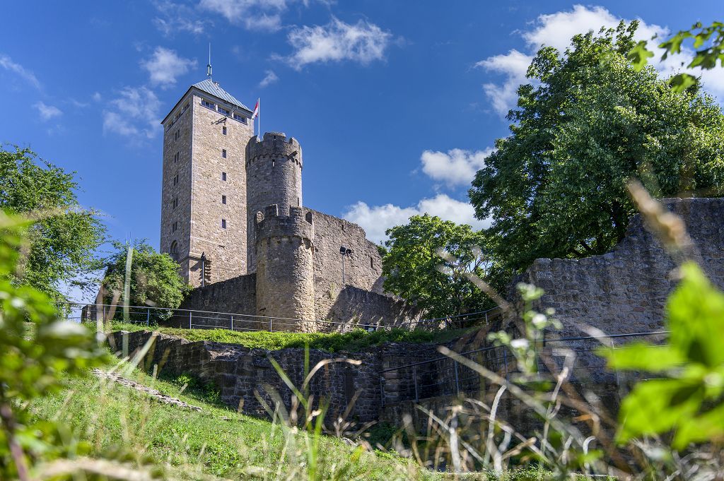 Starkenburg Seitenansicht der Starkenburg. Zu sehen sind Hauptturm, Wehrturm und Burgmauer sowie ein Baum rechter Hand.