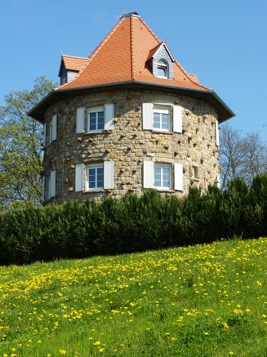 Rundes Haus mit Wiese