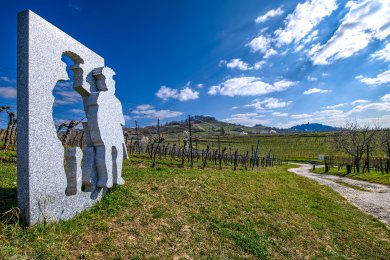 HP_Wein und Stein Skulptur_Frank Jäger_178 dpi Skulptur in den Weinbergen