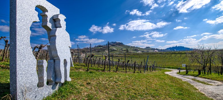 HP_Wein und Stein Skulptur_Frank Jäger_178 dpi Wein und Stein Skulptur im Weinberg