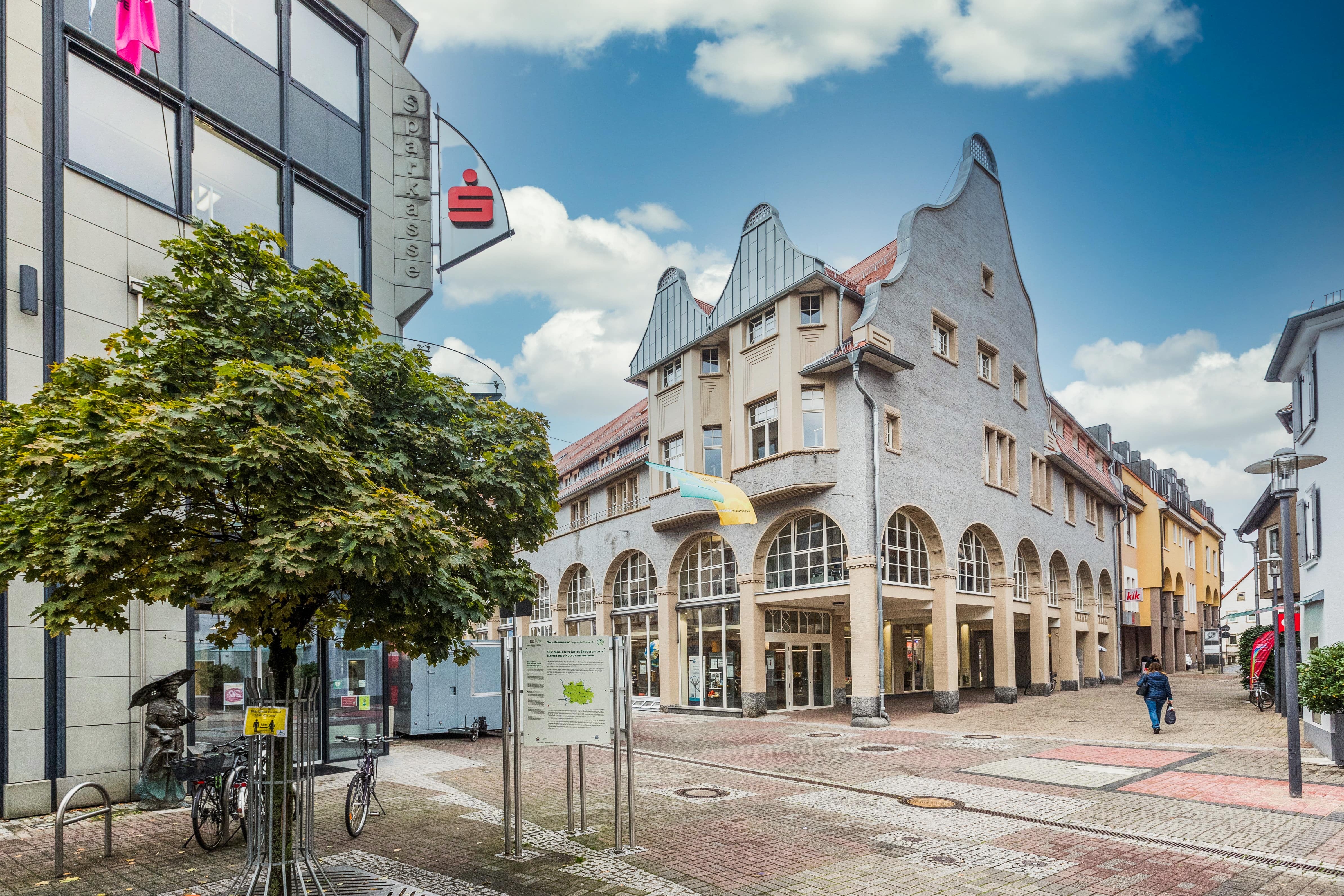 Ansicht des ehemaligen Gebäudes Kaufhaus Mainzer mit Arkaden und Rundbögen