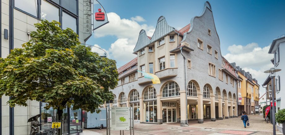 Ansicht des ehemaligen Gebäudes Kaufhaus Mainzer mit Arkaden und Rundbögen