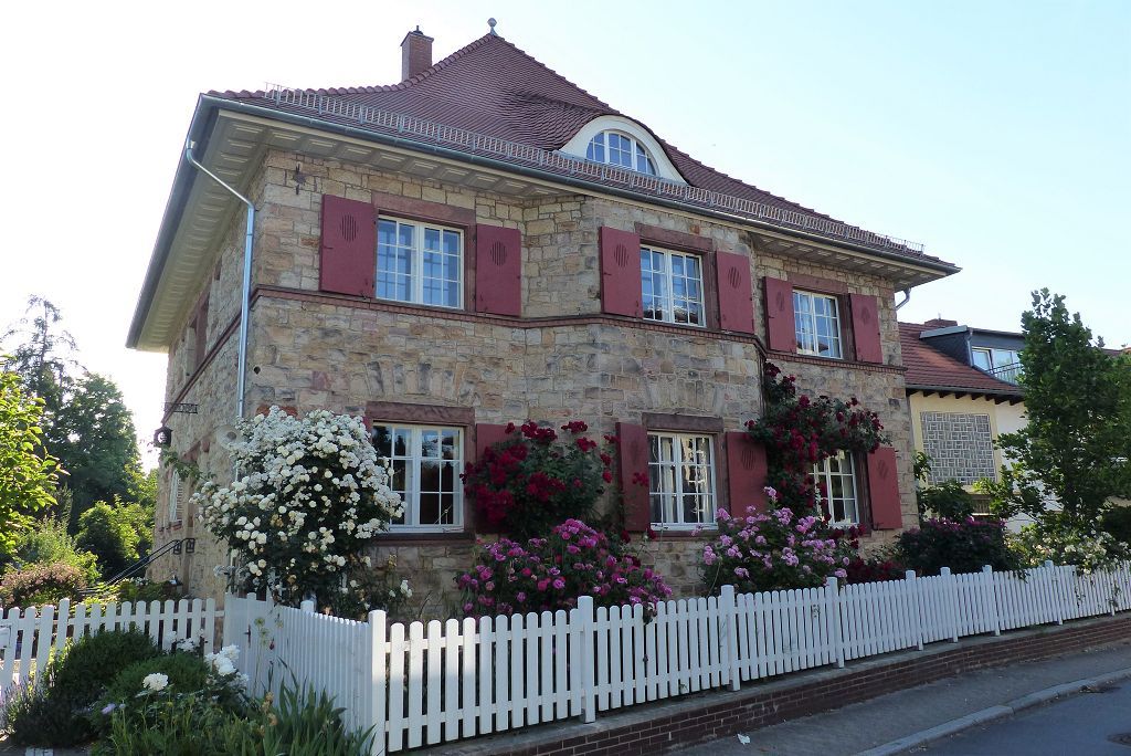 Metzendorfgebäude Graf-von-Galen-Straße Wohnhaus in kubischer Form mit schlichtem Zeltdach und großen Fledermausgauben. An der Nordseite Treppenanlage mit originaler Tür.