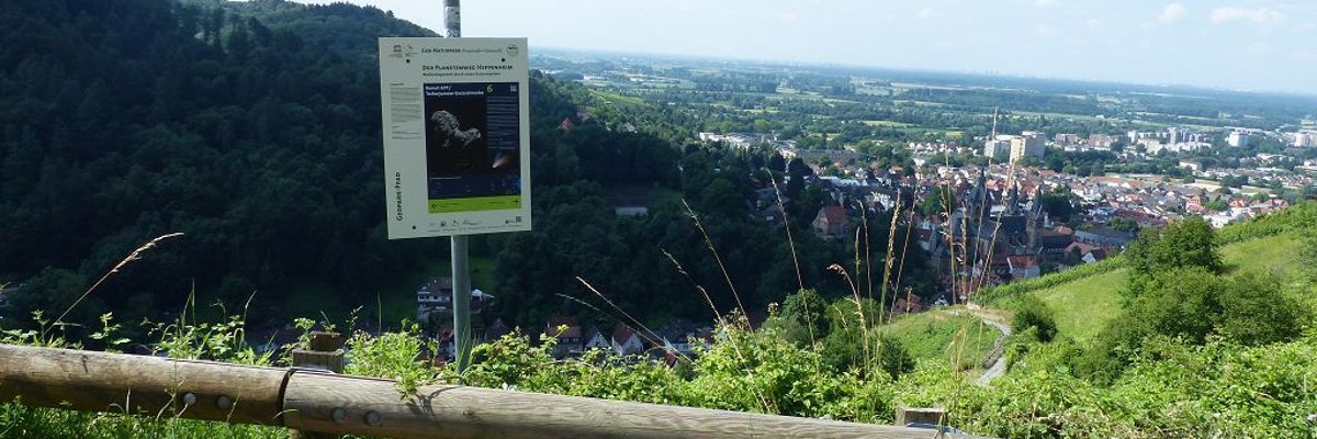 Informationsschild mit Ausblick ins Tal