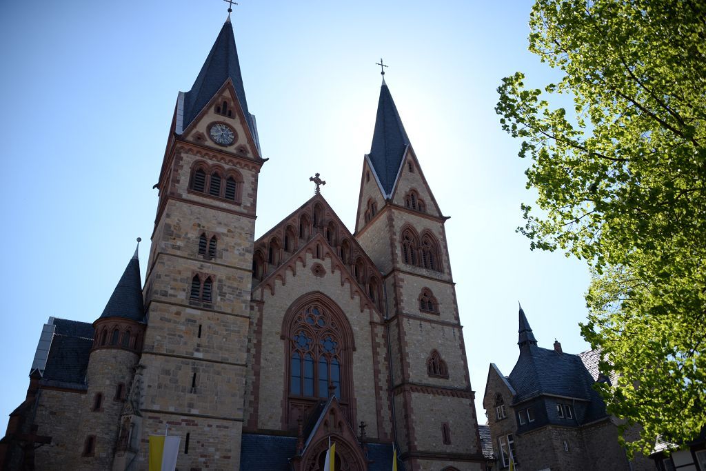 Ansicht der Kirche St. Peter mit seinen zwei markanten Türmen aus der Froschperspektive (von unten nach oben)