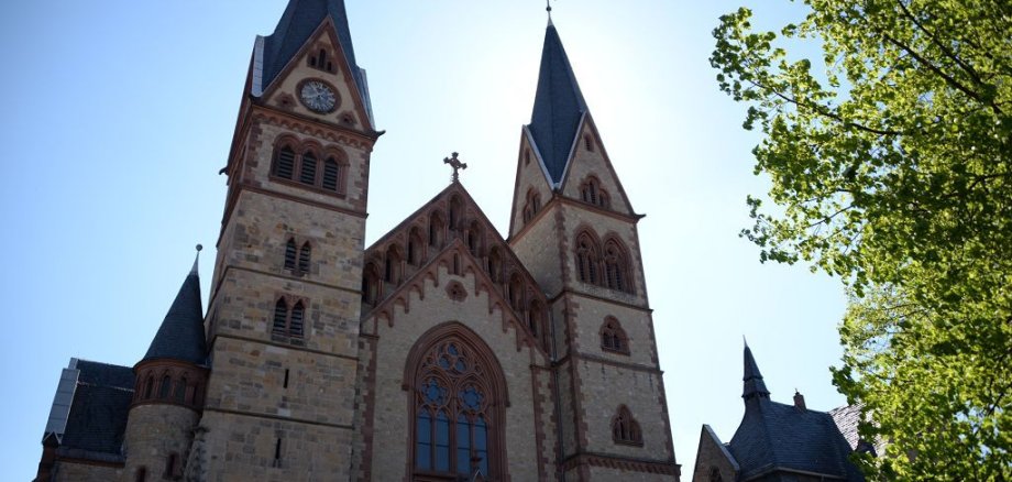 Kirche St. Peter Ansicht der Kirche St. Peter mit seinen zwei markanten Türmen aus der Froschperspektive (von unten nach oben)