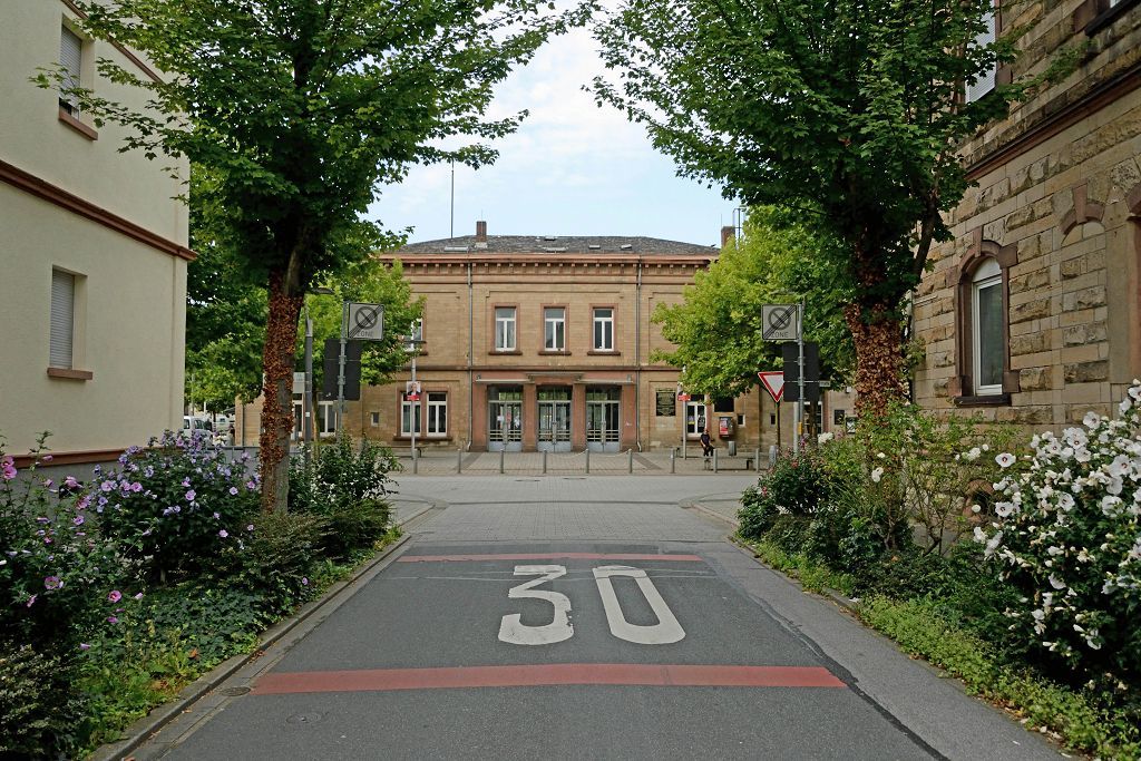 Bahnhofsgebäude Ansicht des Bahnhofsgebäudes durch die Häusergassen