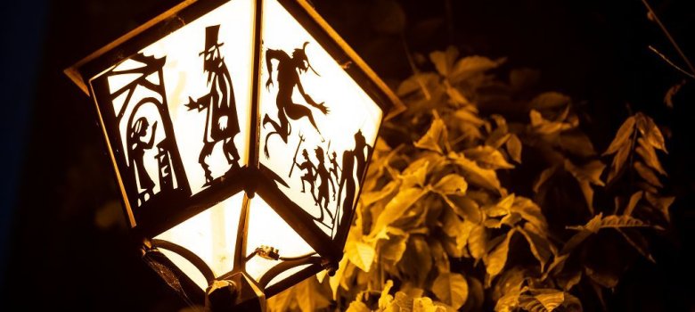 Sagenlaterne Beleuchtete Laterne in der Altstadt mit Scherenschnitten