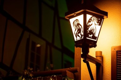 Sagen-Laterne Beleuchtete Laterne mit Scherenschnitt