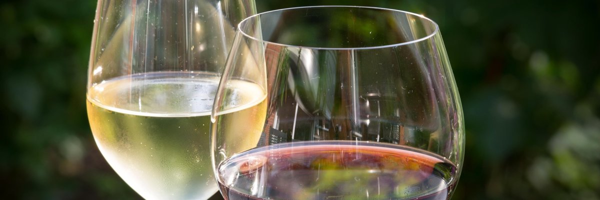 Heppenheimer Weingläser gefüllt mit Rot und Weißwein