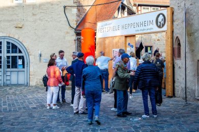 Festspiele Heppenheim Menschengruppe vor Tor zu den Festspielen