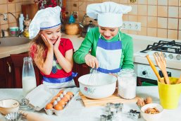 Kinder kochen zusammen