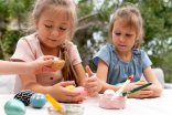 Ostereier bemalen Kinder bemalen Ostereier im Freien