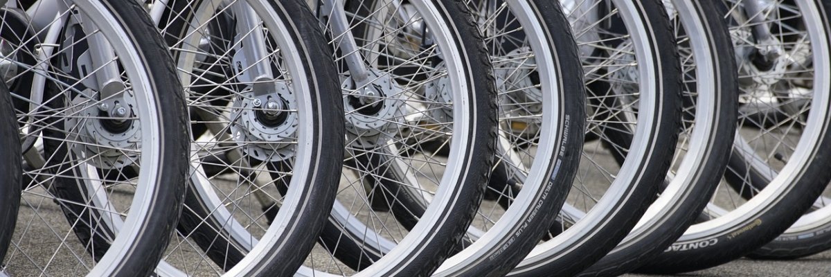 aneinander gereihte Fahrräder