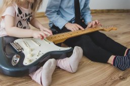 Kinder mit Gitarre