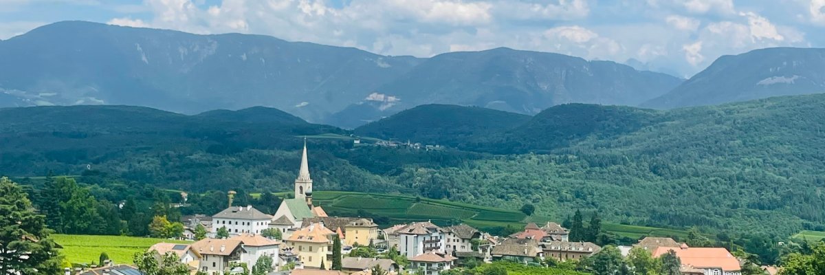 Altstadt Kaltern vor der Berglandschaft