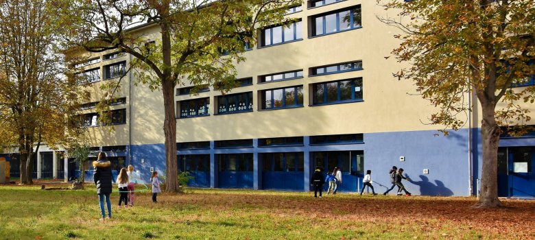 Außenansicht Konrad-Adenauer Schule mit Bäumen