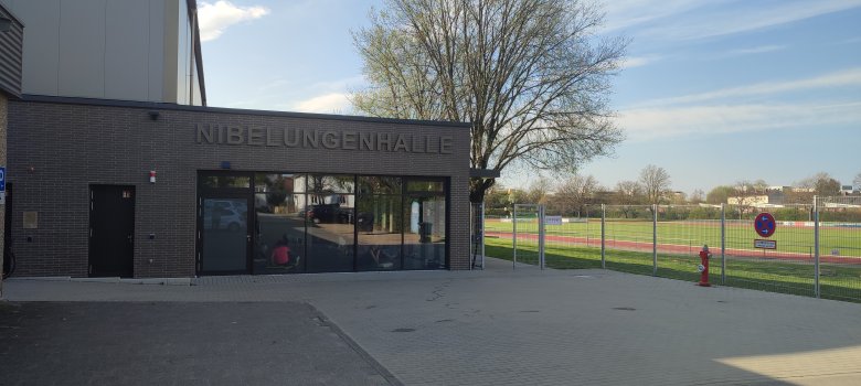 Nibelungenhalle Schriftzug Außenansicht
