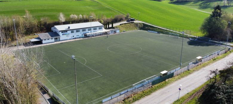 Sportplatz Kirschhausen Luftaufnahme des Rasenplatzes umgeben von grünen Feldern