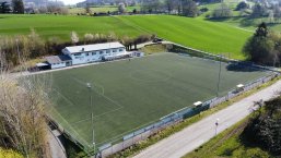 Sportplatz Kirschhausen Sportplatz Luftaufnahme umgeben von grünen Feldern