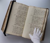 Mann macht Foto von einem Buch