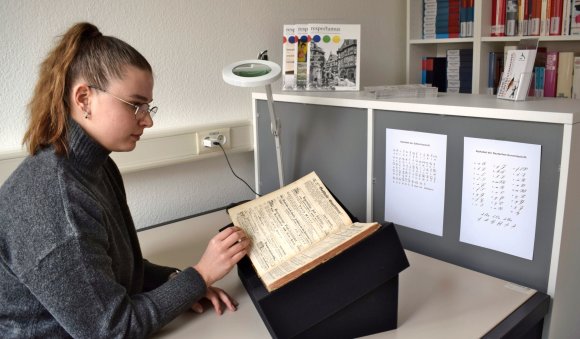 Junge Frau nutzt Archiv in Heppenheim