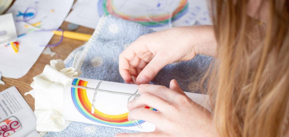 Kind bastelt Geschenk