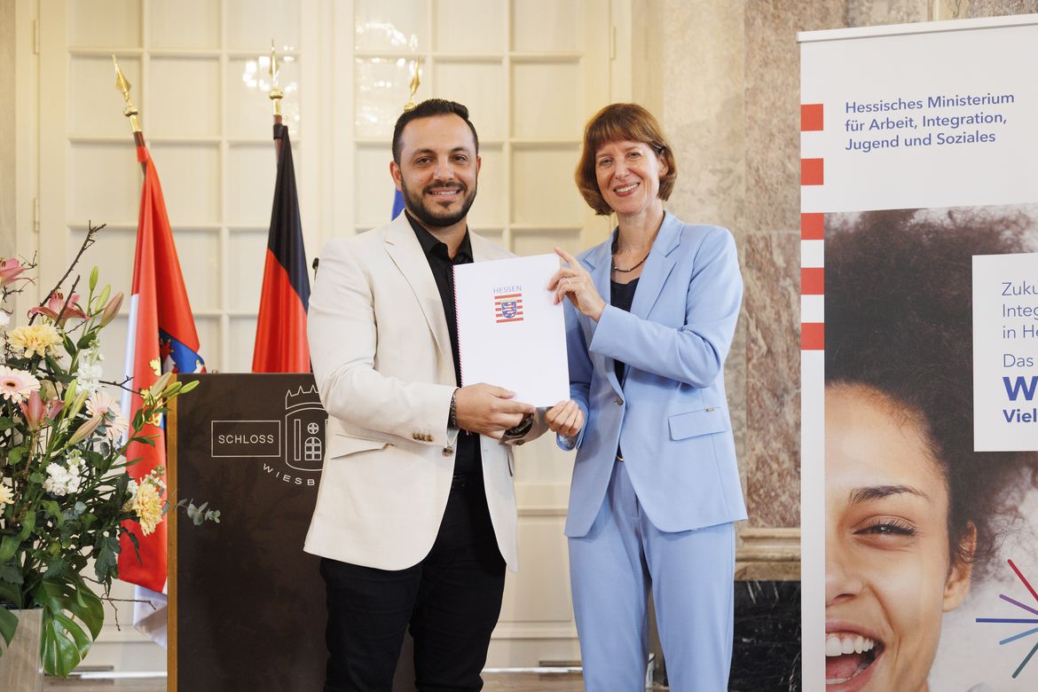 Übergabe der Auszeichnung